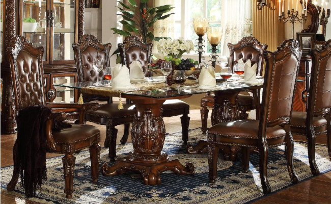 Bruine klassieke eettafel met leren Chesterfield stoelen 7-delige set.
