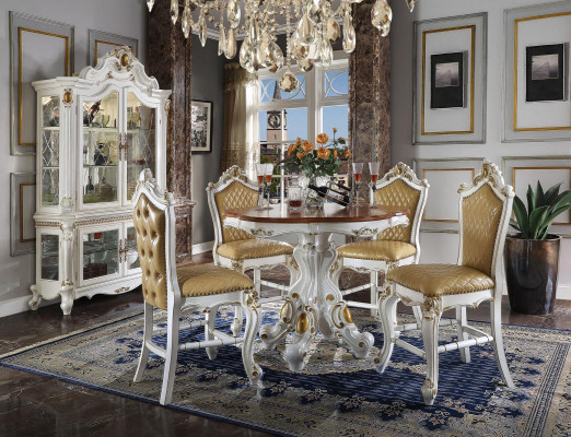 Klassieke witte eetkamerset met stijlvolle eettafel, stoelen en vitrine.