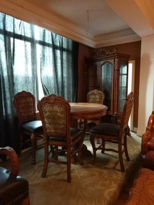 Ronde eetkamertafel van hout, houten tafels, ronde klassieke barok en rococo meubels nieuw.
