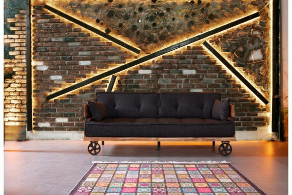 Zwarte stoffen bank op wielen Loft design met houten frame Bankmeubilair.