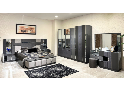 Luxe grijs complete slaapkamer met tweepersoonsbed, 2 nachtkastjes en kledingkast.
