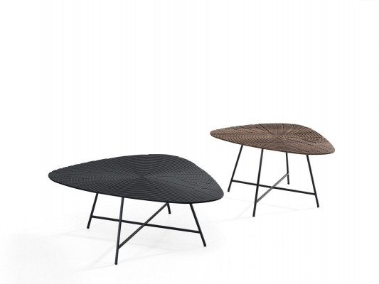 Stijlvolle zwarte salontafel voor de woonkamer met een bewerkte tafelblad.