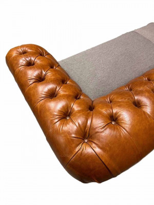 Klassieke 4-zits Chesterfield bank in bruin - hoogwaardig textiel en elegant lederen design