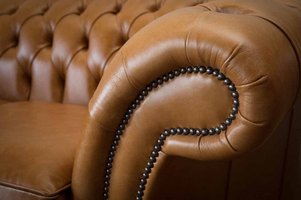 Chesterfield tweezitsbank 2-zitsbanken Gestoffeerde zitbank van bruin leer  Chesterfield twee zits bank 2-zitsbanken Gestoffeerde bank van bruin leer