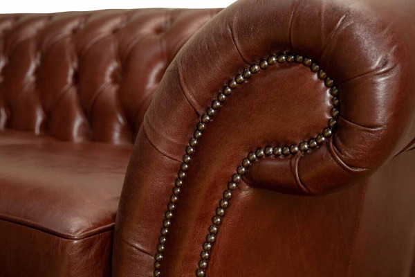 Chesterfield bank gestoffeerd in leer, banken in bruin, tweezits nieuw.
