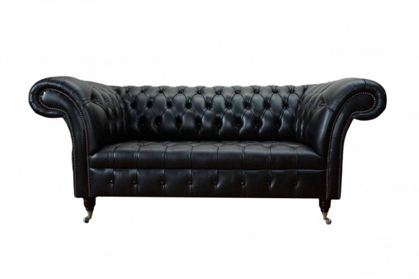 Driepersoons luxe bankstel van 3-zitsbanken in zwart leren Chesterfield-stijl.