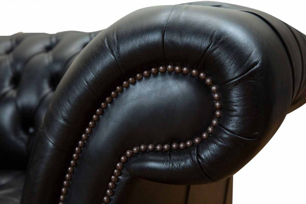 Driepersoons luxe bankstel van 3-zitsbanken in zwart leren Chesterfield-stijl.