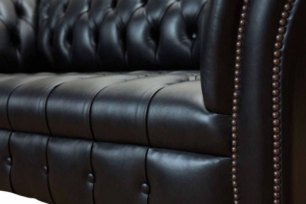 Driepersoons luxe bankstel van 3-zitsbanken in zwart leren Chesterfield-stijl.