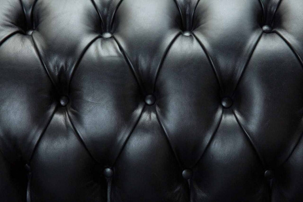 Driepersoons luxe bankstel van 3-zitsbanken in zwart leren Chesterfield-stijl.