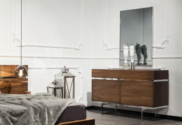 Moderne stijlvolle ladekast op stalen poten voor de woonkamer