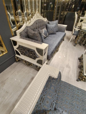 Luxe woonkamerset met 2x 3-zitsbanken, twee fauteuils en salontafel.