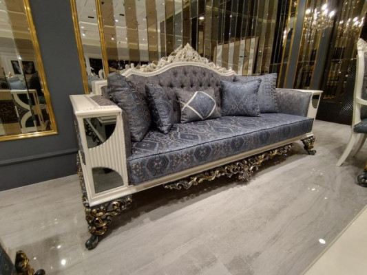 Luxe set van twee hoogwaardige 3-zits banken van edele materialen.
