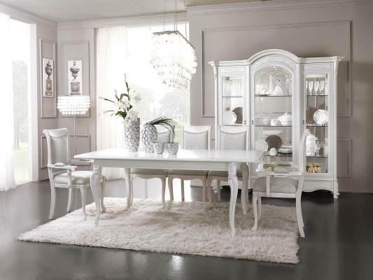 Eettafel set: tafel met 4 stoelen met leuningen, klassiek houten set van 5 stuks. Compleet.