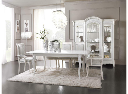 Eettafel set: tafel met 4 stoelen met leuningen, klassiek houten set van 5 stuks. Compleet.