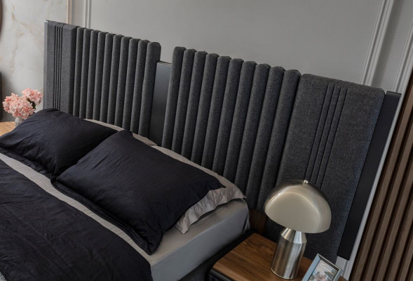Zwart-beige slaapkamer set, ontwerper tweepersoonsbed, 2 nachtkastjes.