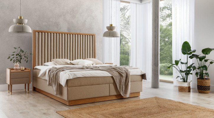 Beige slaapkamer tweepersoonsbed 2x luxe nachtkastjes edele houten meubels 3-delig.