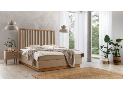 Beige slaapkamer tweepersoonsbed 2x luxe nachtkastjes edele houten meubels 3-delig.