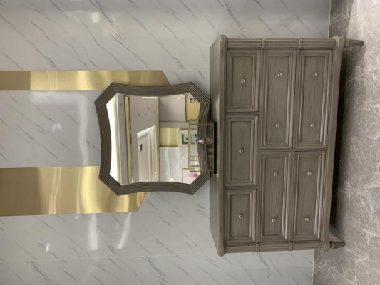 Luxe commode met spiegel in moderne stijl, designmeubilair, nieuw bruin voor de slaapkamer.