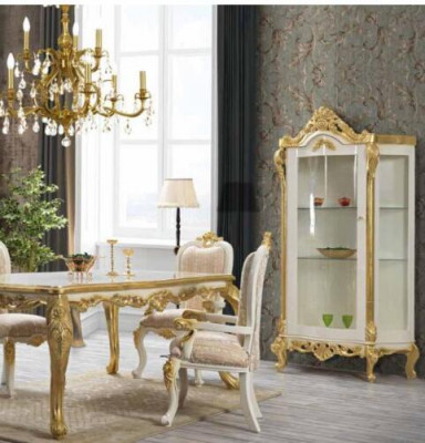 Luxe eetkamerstoel in beige-witte tinten met gouden accenten, klassiek ontworpen