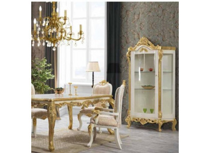 Luxe eetkamerstoel in beige-witte tinten met gouden accenten, klassiek ontworpen