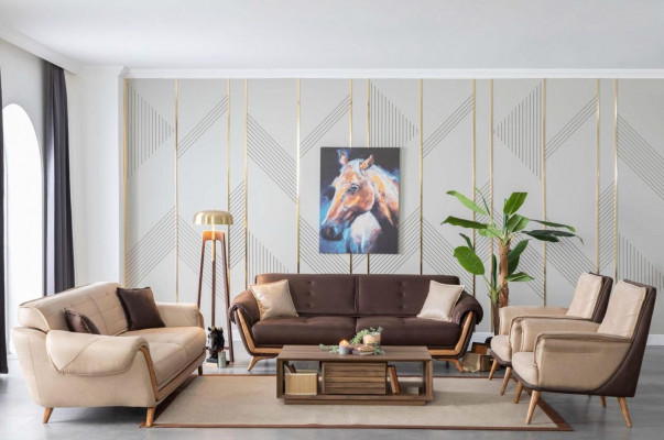 Zachte stoel op houten poten om te ontspannen in de woonkamer. Nieuw.