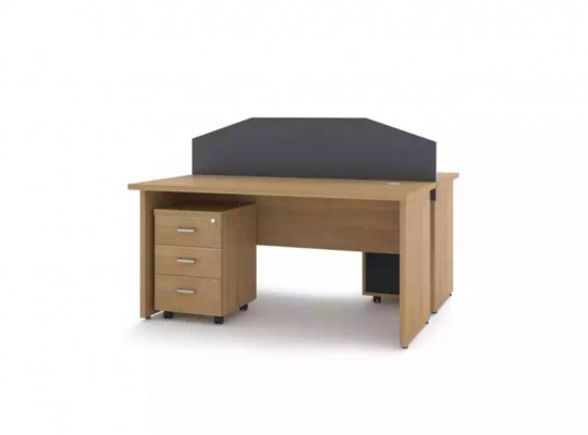 Moderne houten bureau tafel voor thuiswerken, computertafel, kantoormeubilair.