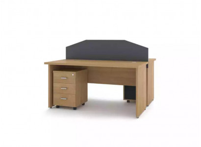 Moderne houten bureau tafel voor thuiswerken, computertafel, kantoormeubilair.