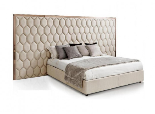 Groot beige tweepersoonsbed, ontwerpersbed, bedframe met hoofdeinde, meubels