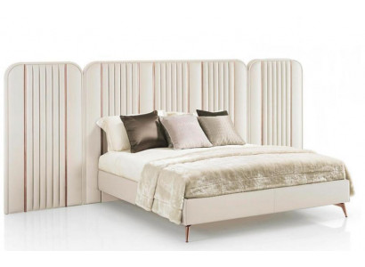 Slaapkamer, tweepersoonsbed, beige bedframe, kingsize bed, luxe meubels
