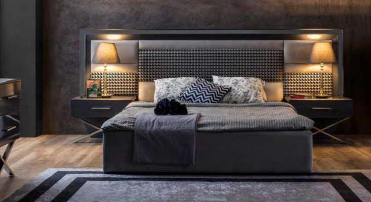Grijze slaapkamermeubels, roestvrijstalen bed, designer houten nachtkastjes 3-delig.