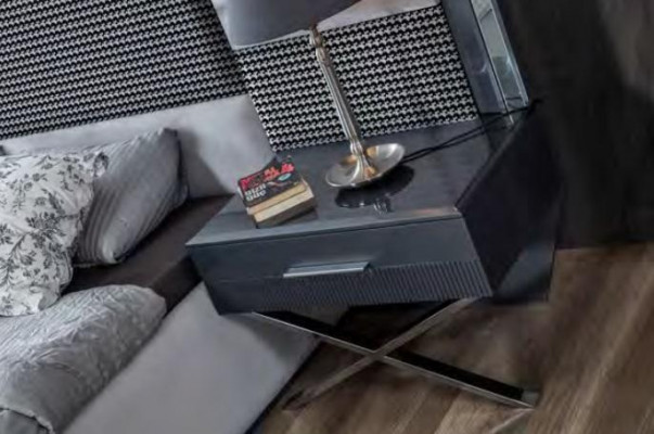 Grijze slaapkamermeubels, roestvrijstalen bed, designer houten nachtkastjes 3-delig.