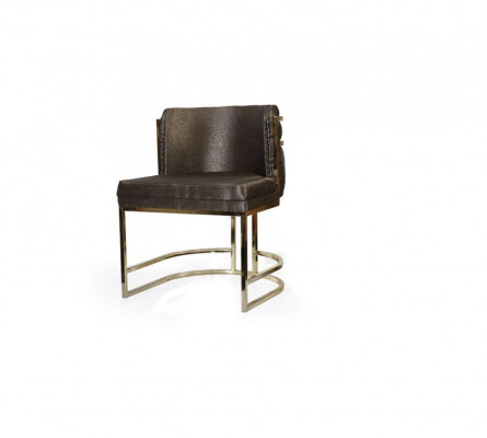 Luxe stoel in bruine kleur met modern design en metalen frame voor de eetkamer.
