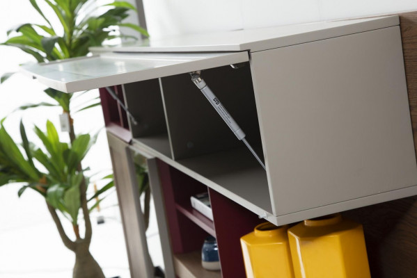 Woonwand TV-standaard RTV laag display vitrine hout modern bruin woonkamer.