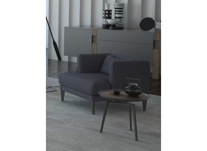 Grote woonkamerset met driezitsbank, fauteuil en salontafels. Grijze houten meubels.