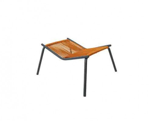 Modern set voor in je tuin bestaande uit een stoel, een poef en een bijzettafel.