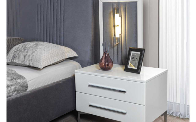 Modern grijs tweepersoonsbed met 2 houten nachtkastjes slaapkamer set