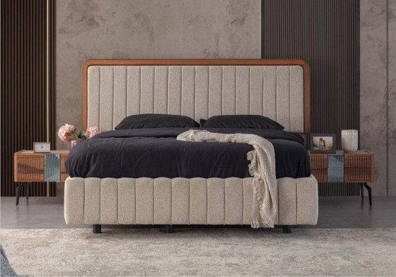 Stijlvolle slaapkamermeubels Luxe gestoffeerd bed Houten nachtkastjes