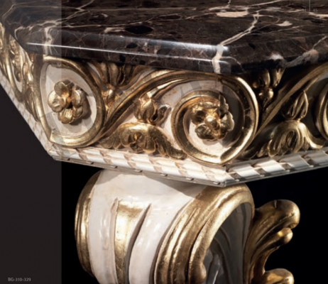 Designer salontafel met marmeren blad in klassieke stijl.