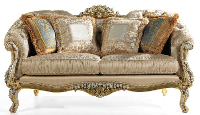 Klassieke beige Chesterfield tweezitter gestoffeerd met houten frame.