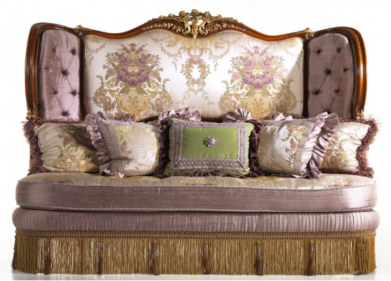 Tijdloze elegantie. Stijlvolle paarse Chesterfield driezitsbank voor in uw huis.