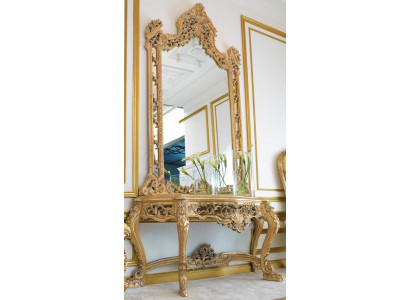 Luxe gesneden console tafel en spiegel in een elegante omlijsting.