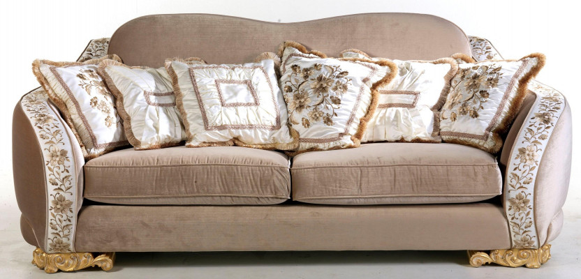 Klassieke Chesterfield-sofa met drie zitplaatsen voor stijlvolle woonruimtes.