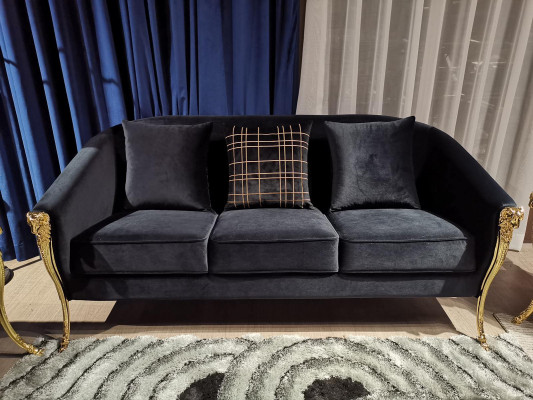 Driepersoons bank gestoffeerd meubilair fluweel luxe inrichting stoffen bankstellen.