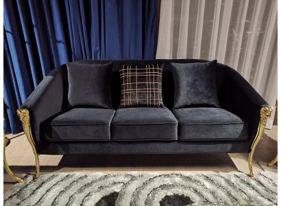 Driepersoons bank gestoffeerd meubilair fluweel luxe inrichting stoffen bankstellen.