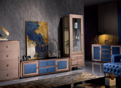 Woonkamer set met vitrinekast, wandplank, en commode, decoratieve glazen vitrines.