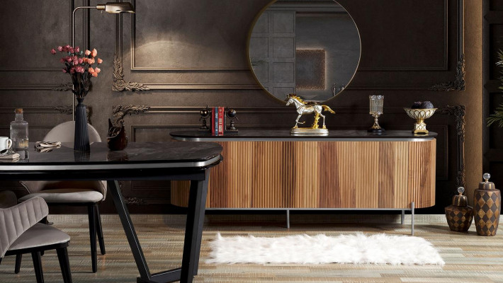 Luxe eetkamerset modern bestaande uit zwart dressoir en spiegel.