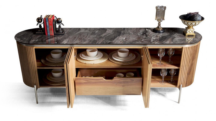 Luxe eetkamerset modern bestaande uit zwart dressoir en spiegel.