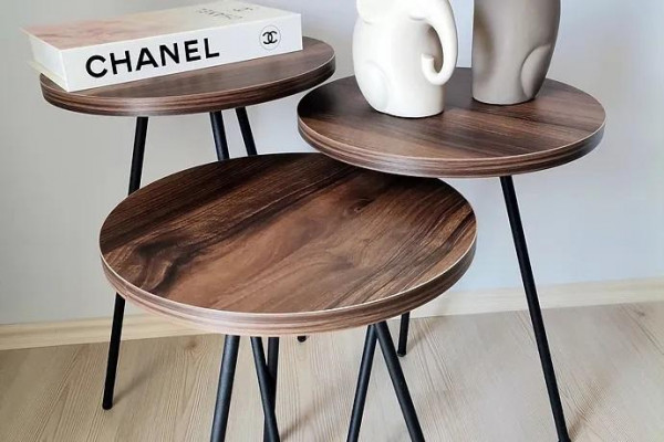 Set van 3 ronde salontafels van bruin hout met metalen poten bijzettafel
