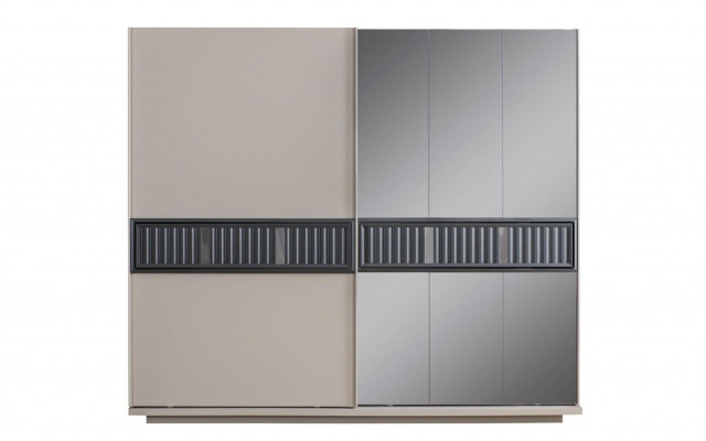 Moderne beige slaapkamer kledingkast met spiegel houten meubels.