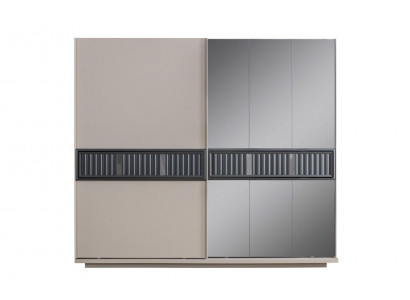 Moderne beige slaapkamer kledingkast met spiegel houten meubels.
